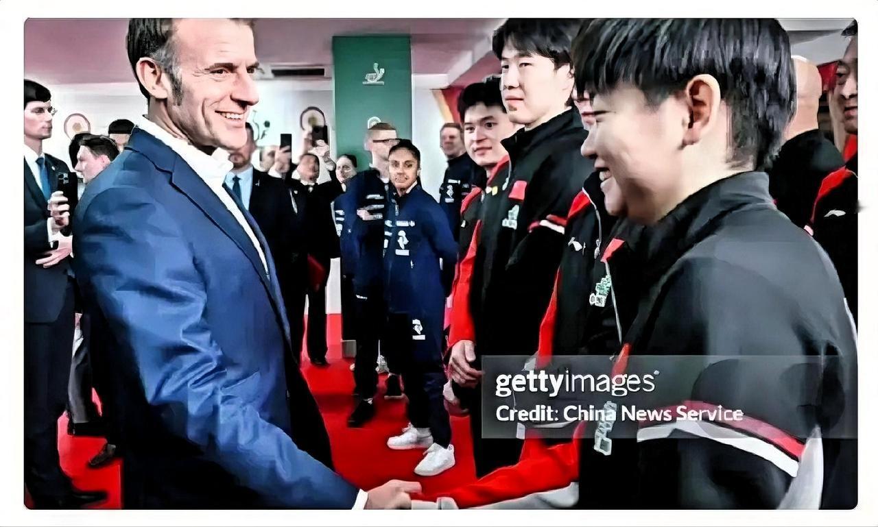 相由心生！马克龙中文喊“莎莎”点名切磋，孙颖莎的从容藏着大国底气！“相由