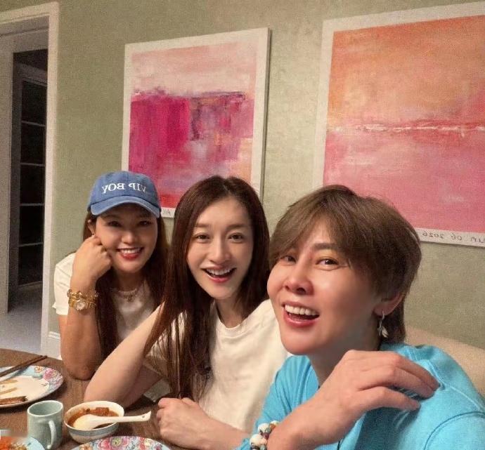 李小冉离婚后首晒新家：300㎡复式房子有多大没看出来，要是真的，我只能说，离婚