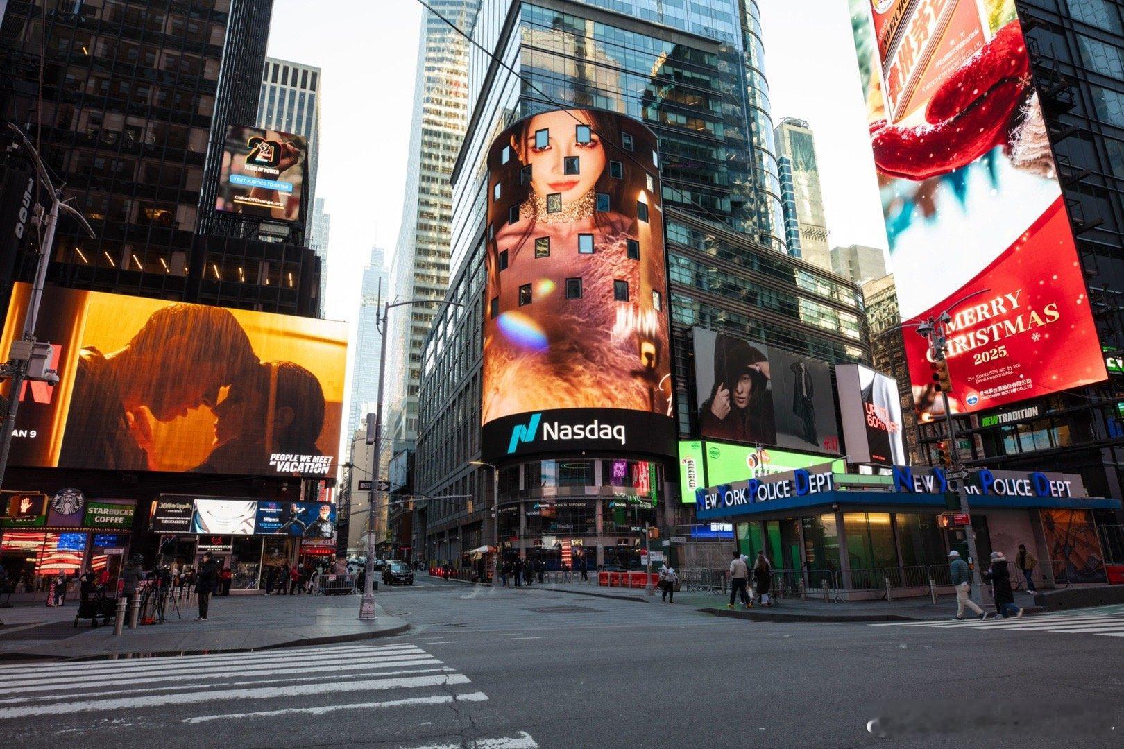 彭小苒登纽约时代广场大屏东方美学闪耀全球！彭小苒《新青年》大片亮相时代广场，精