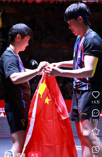 头哥和莎莎一起叠国旗兰花指好妙！感觉他可能是故意的做个兰花指因为刚好可以贴贴