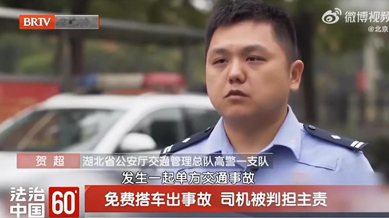 “好心翻车！”湖北十堰，男子王某顺路捎俩同事去武汉，一句“上车”刚落，方向盘一抖