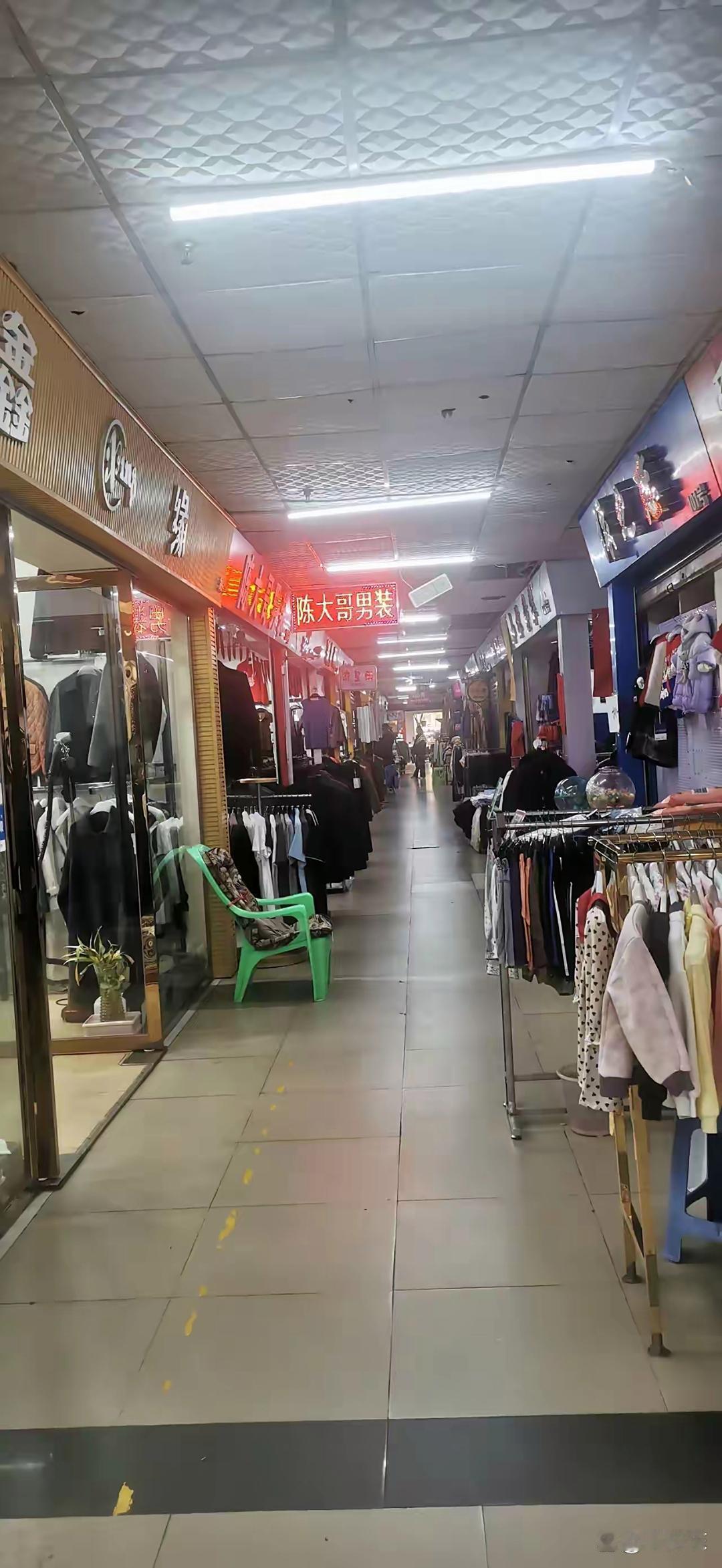 为什么唯独在我们中国，电商彻底干趴了实体店？这么说吧，同样的东西，网上卖300，