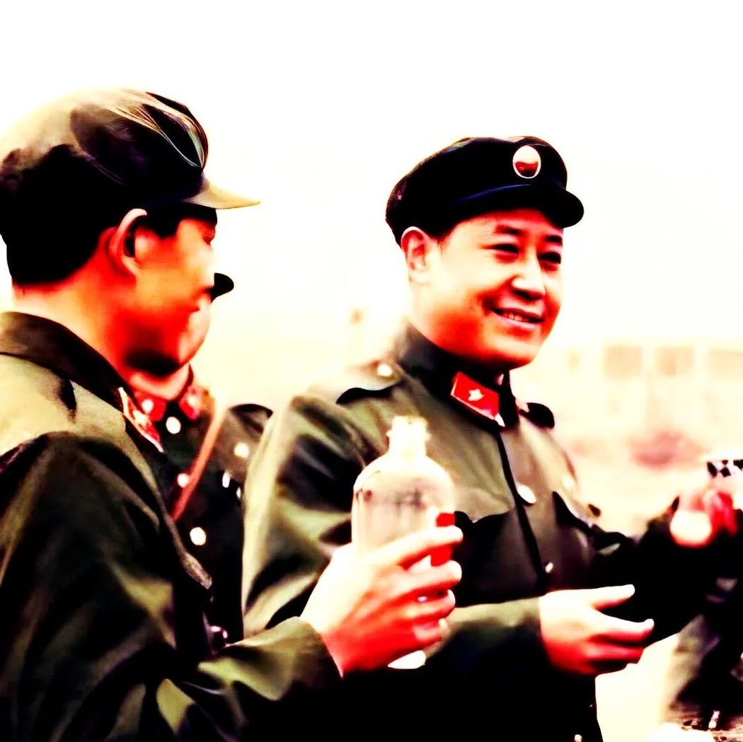 1938年，陈世俊去新四军买烟。他无意中看到了老人的手腕，顿时紧张起来，拔出枪朝