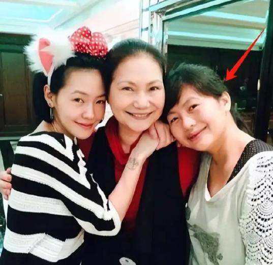 汪小菲的生活就是一种固定的循环模式，刚开始甜蜜蜜，然后道歉，继而爆发。汪小菲和