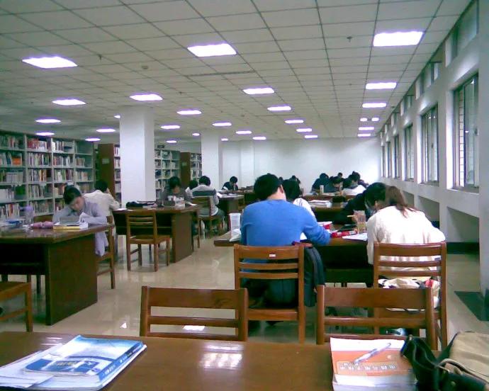 网友故事：我上大学期间，电脑还没普及，更别提手机了，没课的时候，大多数人都喜欢泡