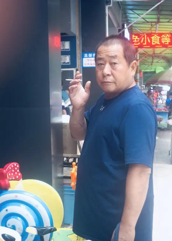 大爷进店就要200万黄金，店员不接单反报警！真相一出全网狂赞进店就喊：我要