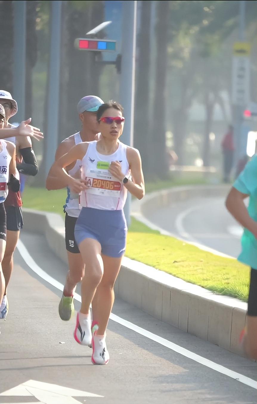 你敢信？那个狂揽奖金、被称作“最快女护士”的张水华，翻车了。医院一纸处分，撕开了