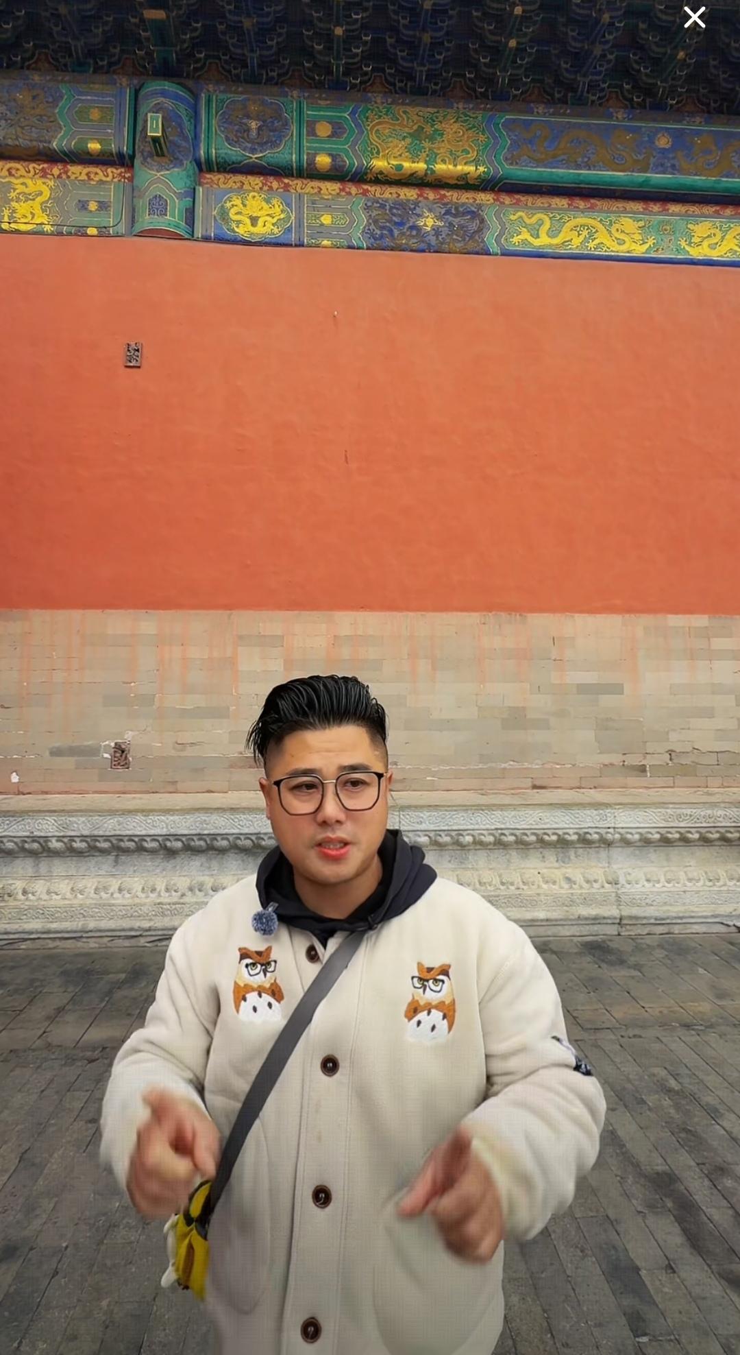 天下没有不透风的墙,故宫红墙上的一对小窗户。(如图所示)跟着北京专业导游一起逛