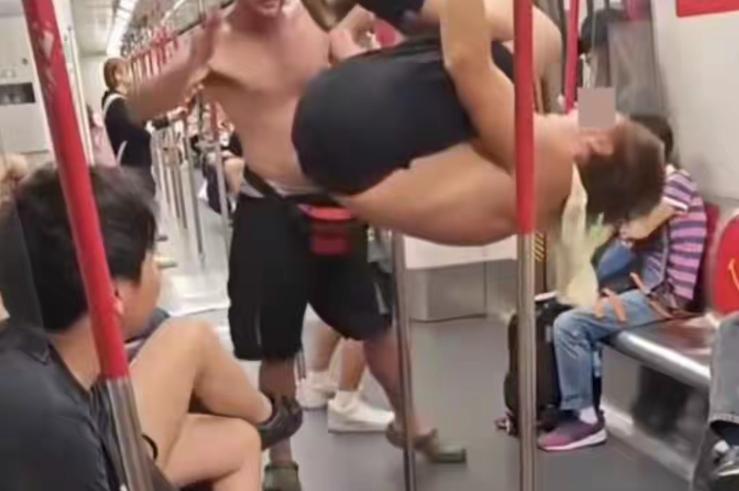 乱象接连上演！港铁再曝尴尬一幕，多名外籍男子赤膊在车厢打闹滋事，全程无人上前制止
