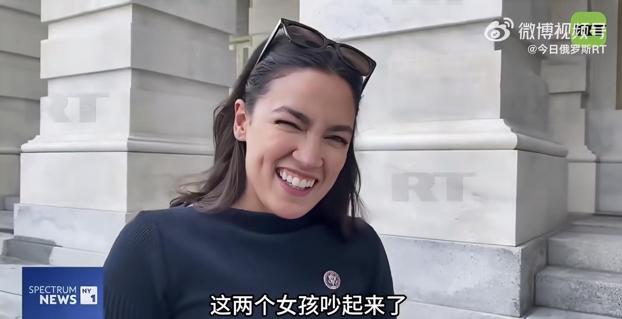 马斯克与特朗普展开社交骂战，可把民主党人看乐了。民主党籍众议员科尔特斯称，人们早
