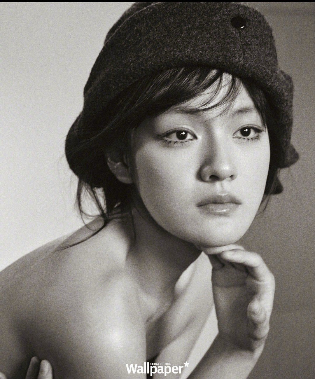 文淇又出新眼妆了上假睫毛倒置的巧思，瞬间点亮整个眼妆！文淇这次用结构创意取代色