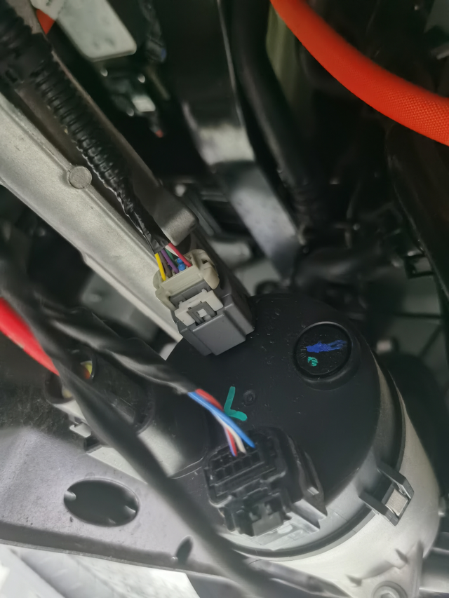 小鹏p7+方向机打胶不给换新买了小鹏汽车P7+长续航MAX款汽车，最近网上出现