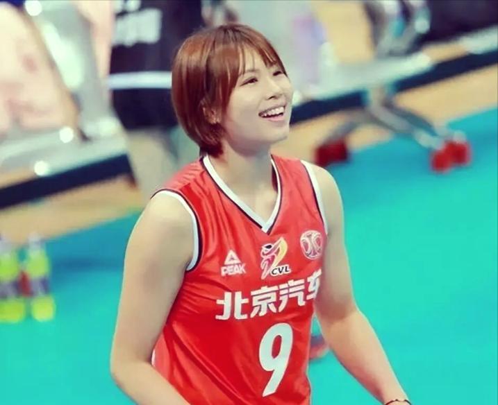 曾是中国女排队长，嫁高富帅生俩儿子后，如今身居高位，又瘦又美    