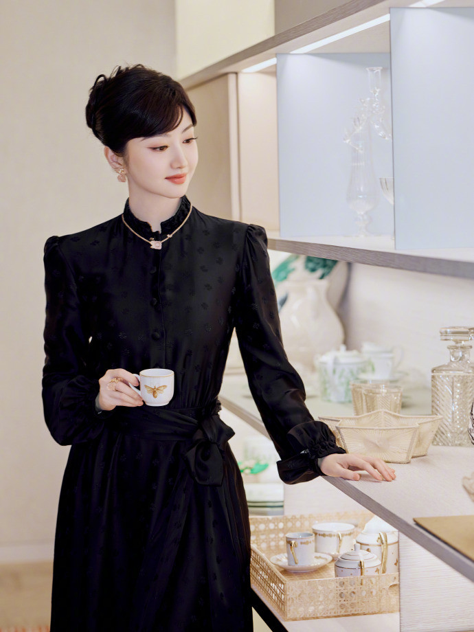 景甜白到发光的旅游照景甜的旅游照太让人惊艳，她白到发光的肌肤堪称视觉焦点，朝阳公