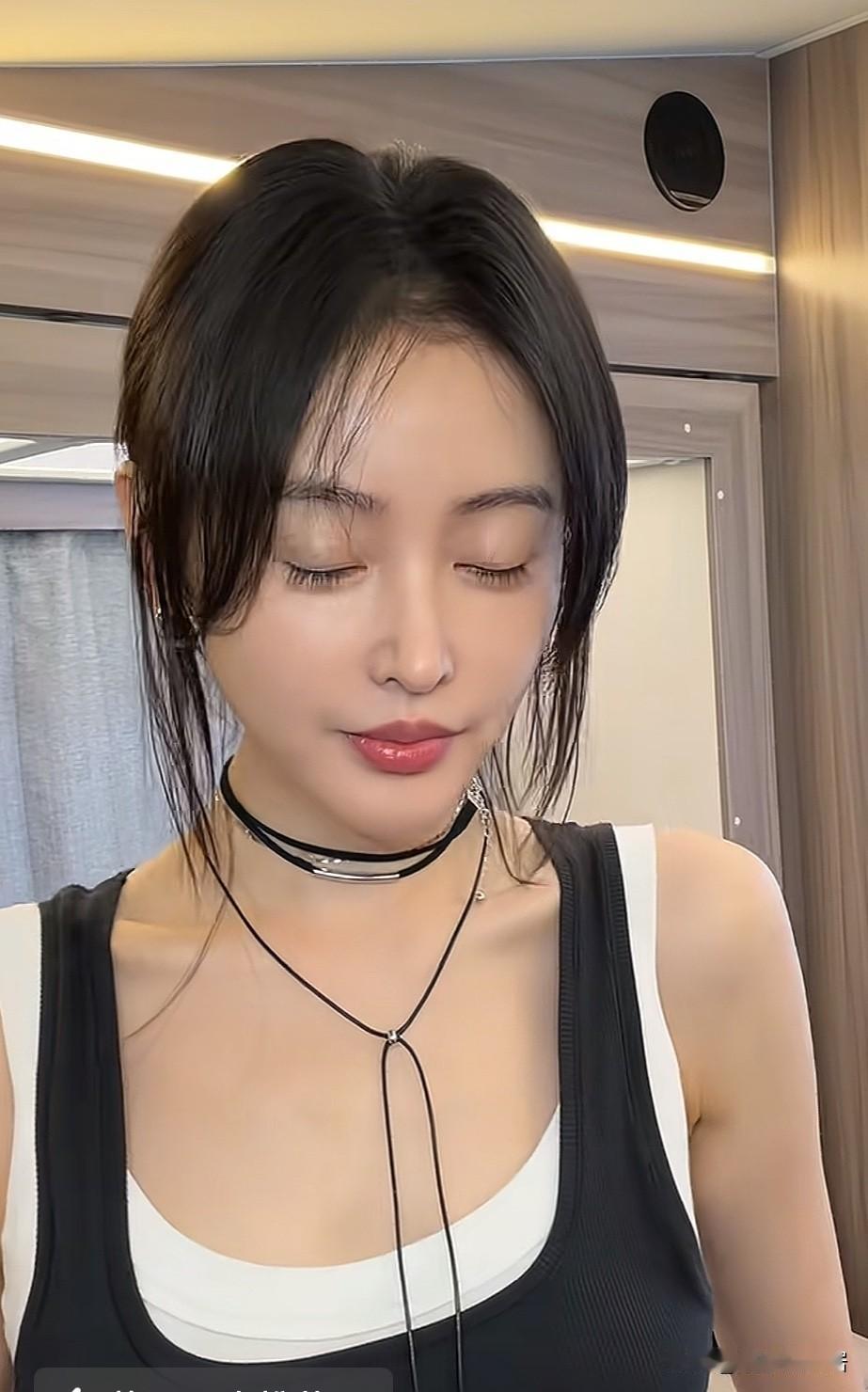 别告诉我这是张天爱我，怎么越看越像秦岚？难道她整容去了？以前的她不是这样的啊