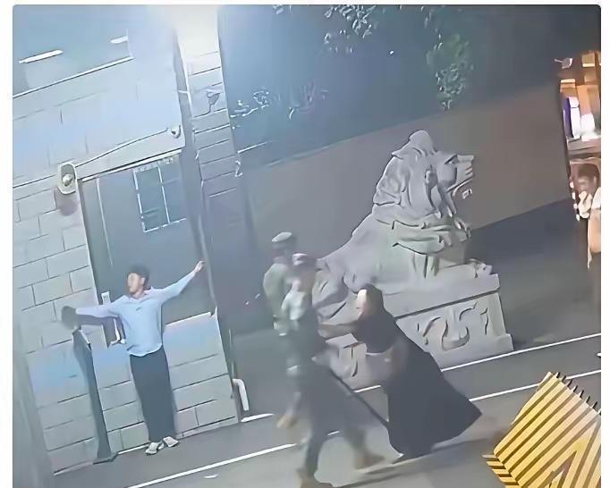 不知大家有没有发现！躲进武警营区求救者靠墙张开双手，很多人觉得奇怪，心里直犯嘀咕
