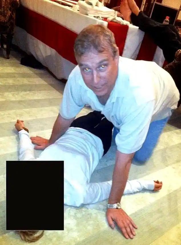 《从“王室金童”到“全家都尴尬”：安德鲁王子的坠落，给所有人上了一课》很多人对