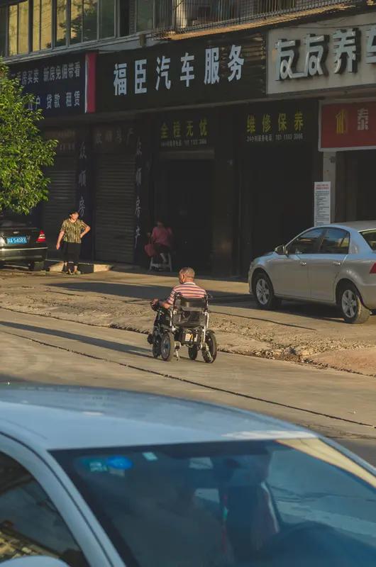 “新型啃老”这事儿太闹心了。就说那63岁大妈，本以为最孝顺的孩子是依靠，结果成了