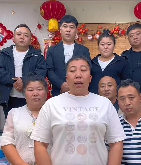 2024年打假博主曝光她卖的红薯粉条是木薯淀粉做的，没红薯成分，引发信任危机。