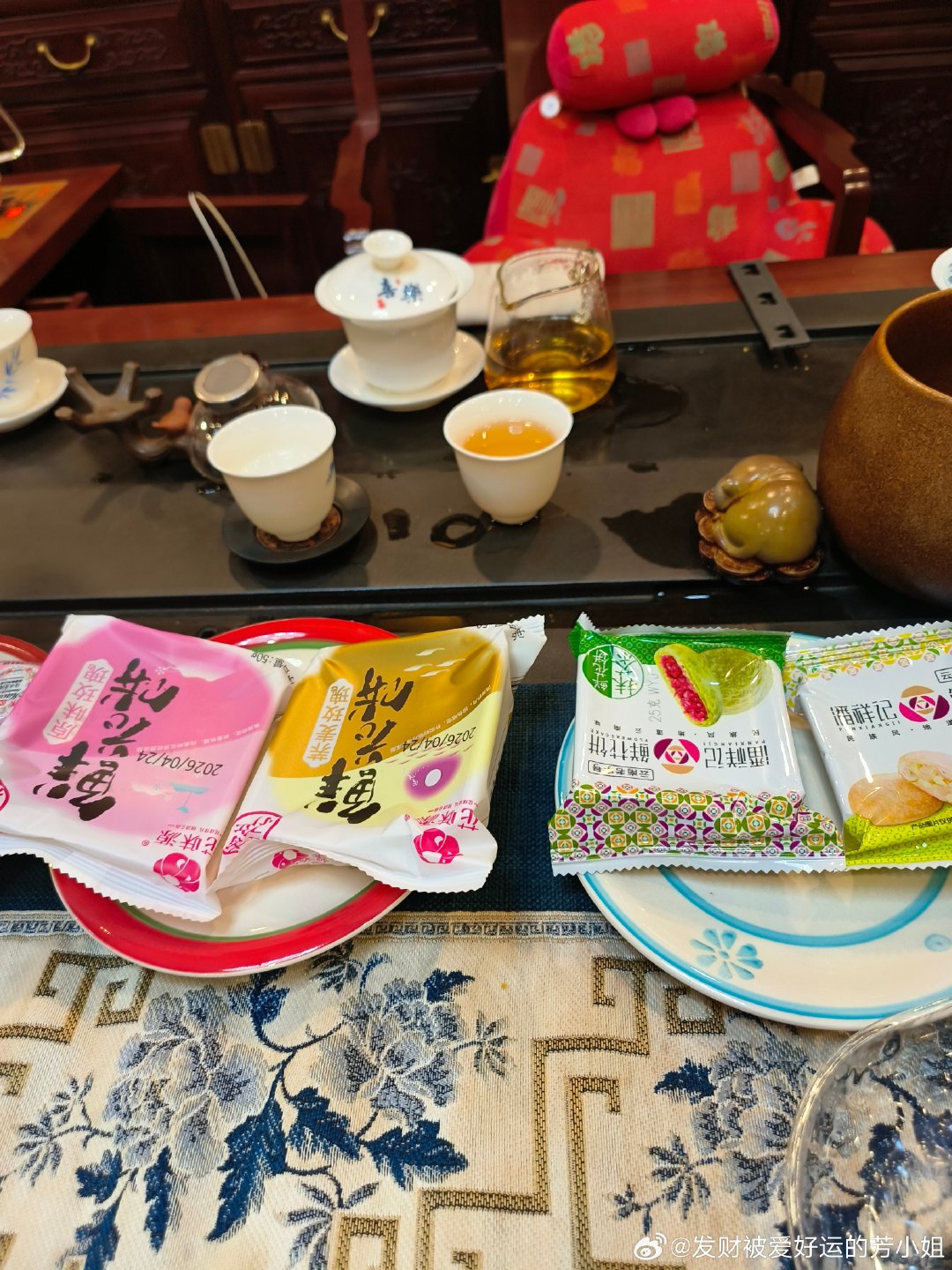 #鲜花饼吐痰#不是吧！想呕了……我们茶庄老板娘在云南有茶山，她经常过去给我们带鲜花饼吃。我那时觉得这