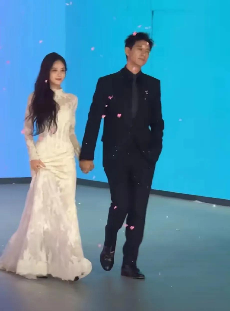 今晚爱奇艺尖叫夜直接被李现和李一桐美疯！红毯上，李现一身黑色西装，嘴角挂着迷人微