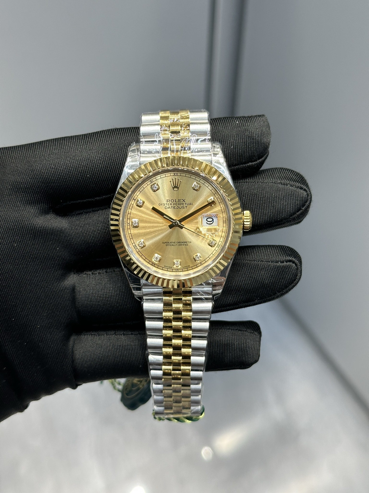 一表之间，金钢相宜如果你留意过劳力士的柜台，会发现一个有趣的现象：全金表光芒耀眼，全钢表经典沉稳。而