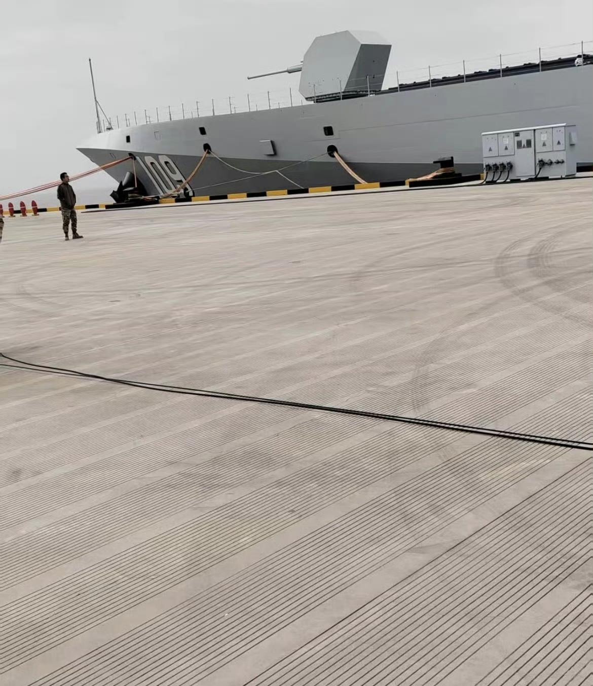 东莞舰首张刷号照片曝光！作为055型驱逐舰第二批次的首舰，东莞舰在去年就正式服