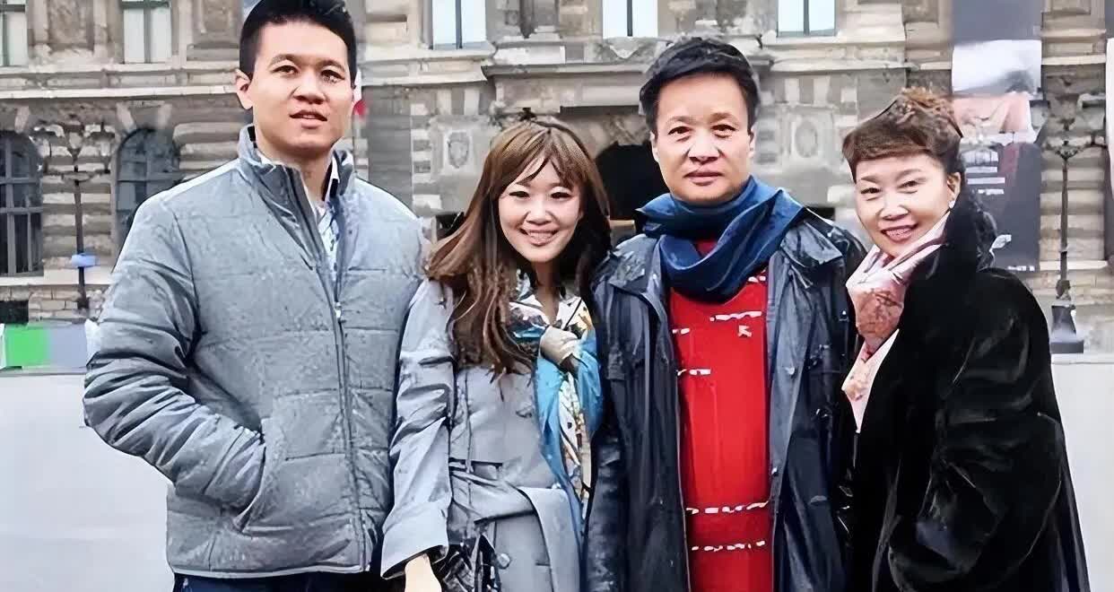 这是早年阎维文、刘卫星一家四口外出游玩时的一张留影，他是男高音歌唱家，年轻人对他