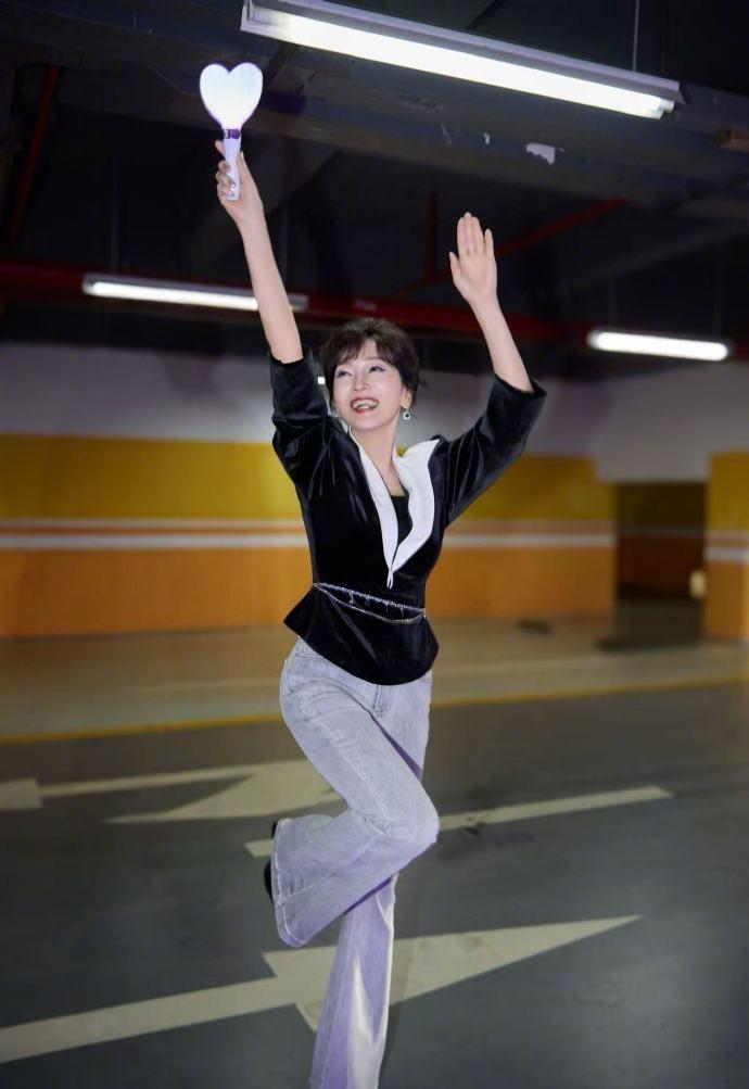 最近赵雅芝在和粉丝们互动的时候搭配了一身复古风服饰，不过很有气质，也很显年轻。