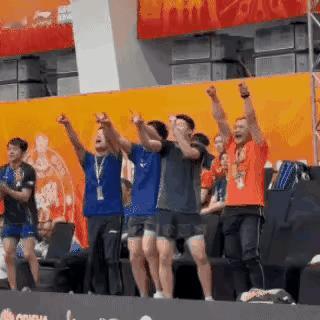 大胖赢了决胜局最后一个球后，国乒队员都激动地站了起来，先是挥拳，接着朝前方用力地