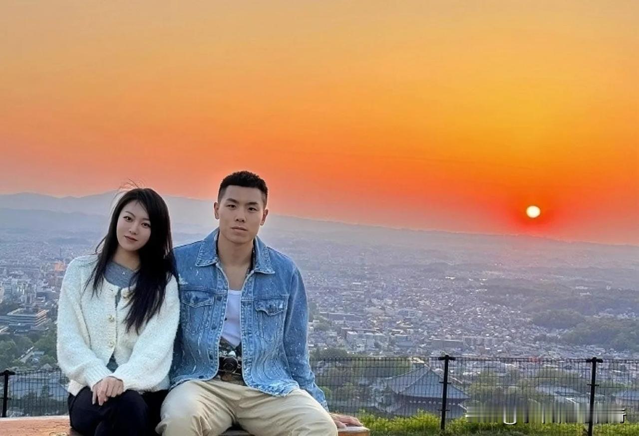 山东男篮球员刘毅晒出了和妻子游玩日本的照片，他配文写到：“继续探索世界​​​