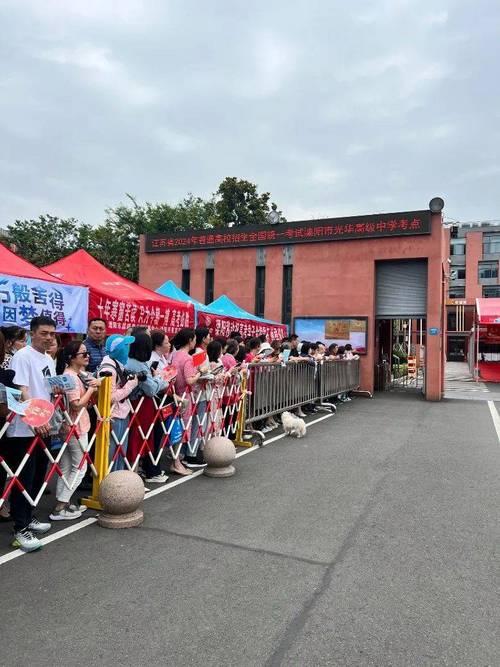 连续几年，单位每年都要进一批大学生，充实技术力量。时光流转，这批人结了婚生了娃，