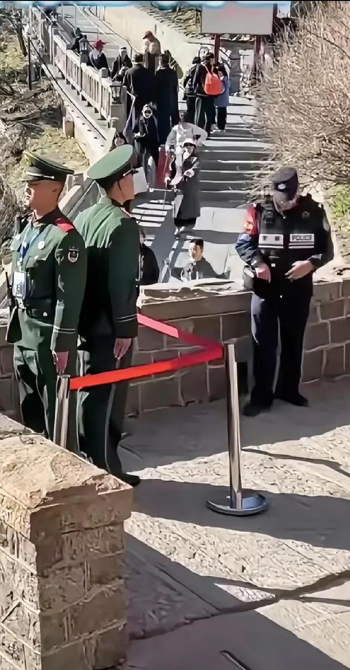 最近明显感觉身边的“安全弦”绷紧了——多地景区突然安排军人站岗，不少山林、寺庙更