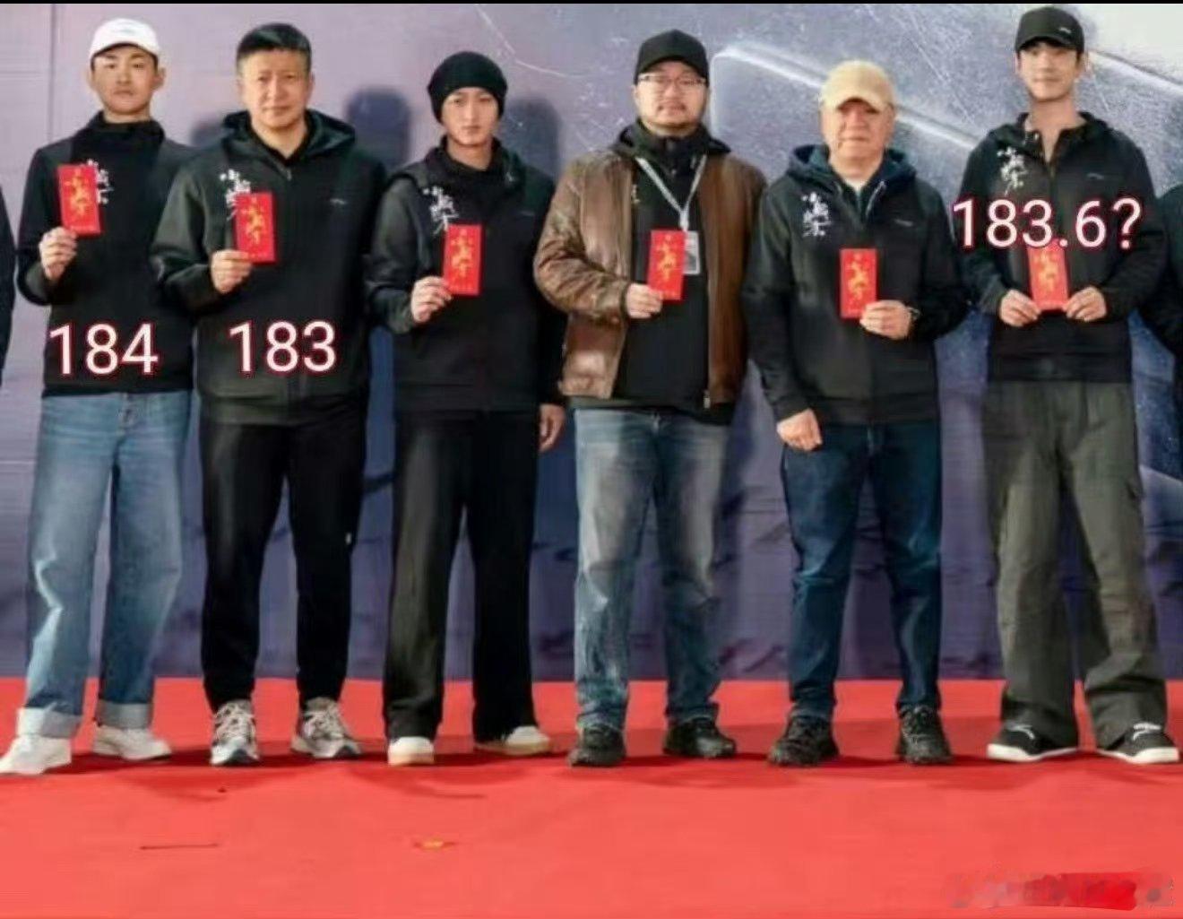 有时候谦虚到让人挺烦的地步，世首帅当自己普通，别人都虚报身高，他往低了报，人群中
