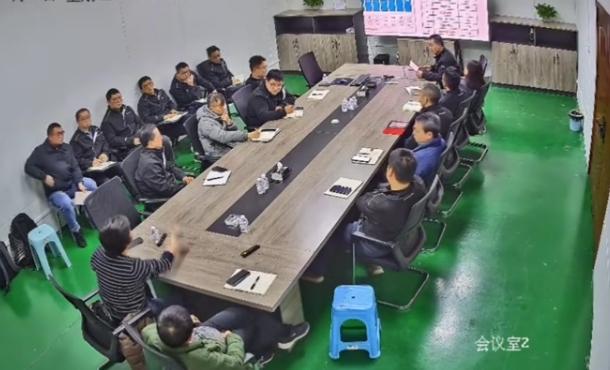 张雪开会真的让人服气，全程气场拉满。敢想敢干不墨迹，思维清晰逻辑在线，不管是聊技