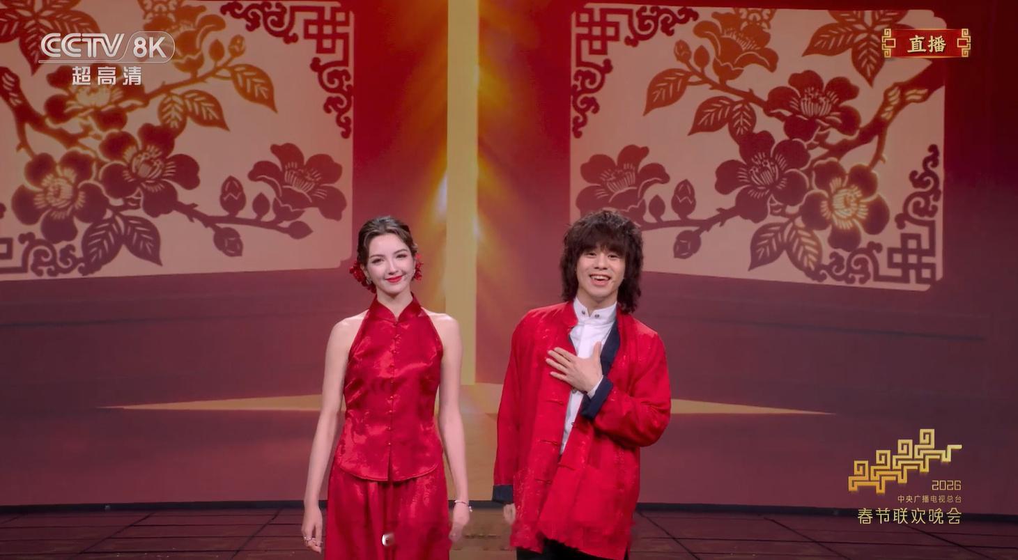 春晚你小子，烫了个头发上春晚不说一声！(bushi,,但是越看越像