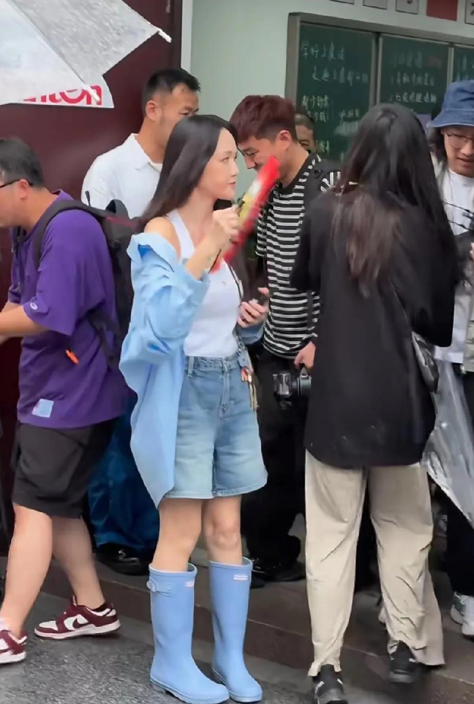 陈乔恩这个年纪，保养的真不错，但是穿这个不透气的鞋脚不热吗