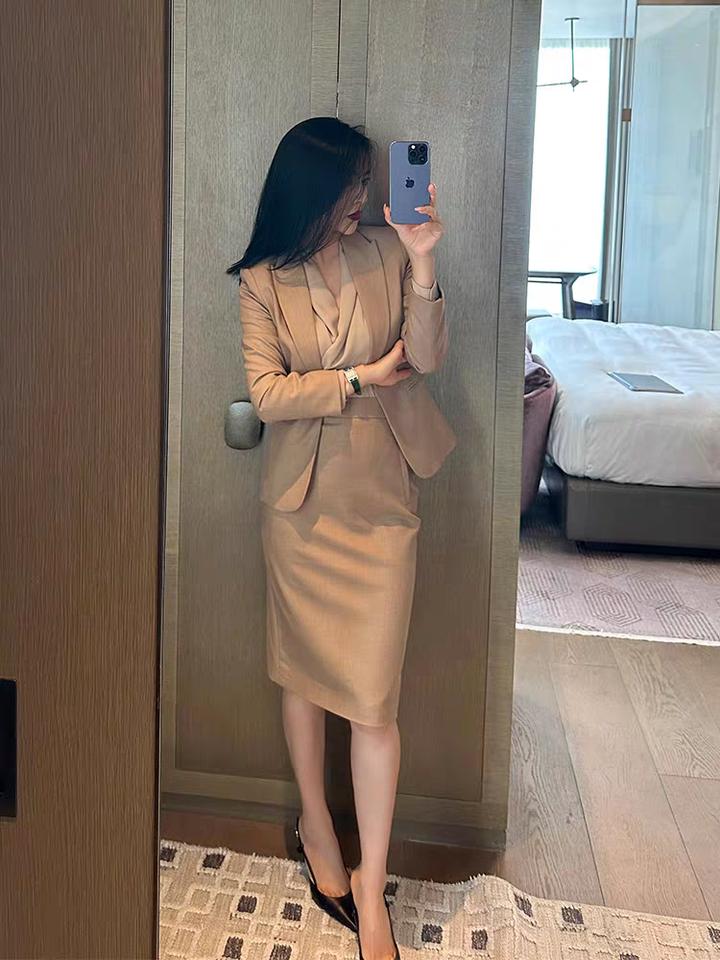 di轻熟定制，优雅职场风，米色西装裙搭配黑色高跟鞋，自信满满！💄👠喜欢的穿搭