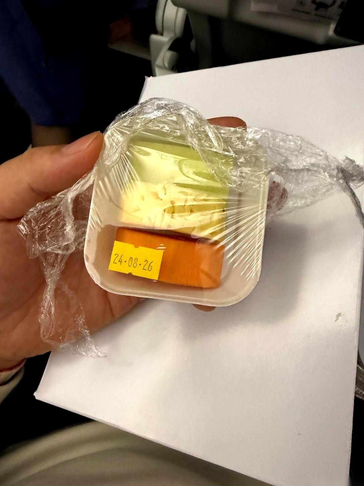 凌晨一点，雅加达。我把自己塞进了山东航空飞回国的机舱里。五个小时后落地，我感