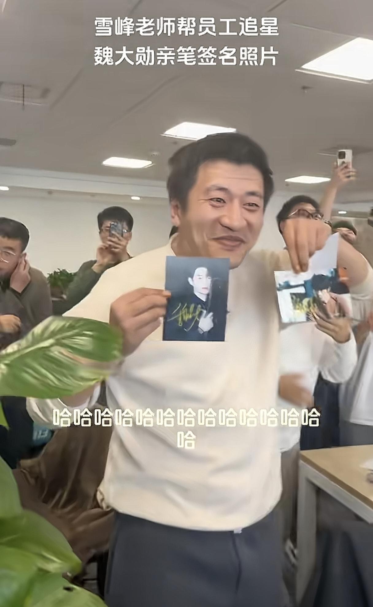 给张雪峰守夜的朋友透露，朋友来祭拜都是三鞠躬，而他的员工都是给张老师磕头，更让人