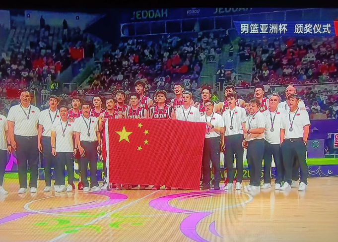 中国男篮1分惜败澳大利亚获得亚洲杯亚軍。赵睿哭了，王俊杰哭，胡金秋哭了，高诗岩