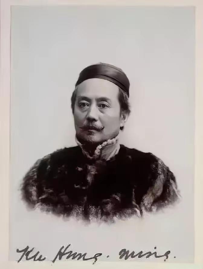 一个美国女人故意用英语和辜鸿铭交谈，辜鸿铭没理睬，美国女人冷笑起来：“他连英语都