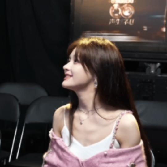 Alin说黄霄雲是远房侄女黄霄雲和Alin这互动太有爱啦！黄霄雲认“表妹”，A