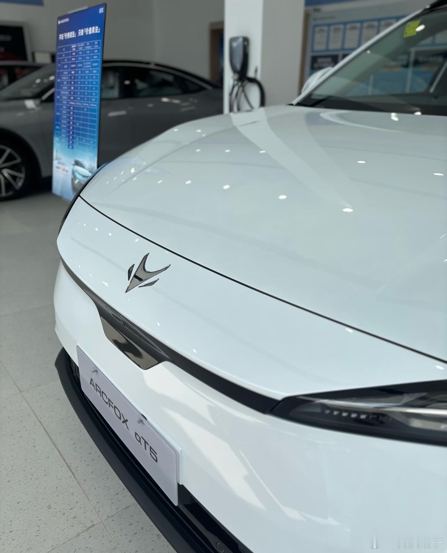 极狐阿尔法T5这次是真把诚意拉满了！15万内就能拿下和卓驭合作的城市NOA，还是