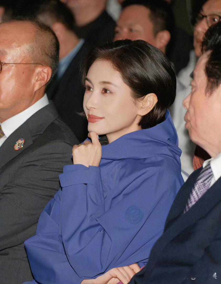 第一张觉得王子文很漂亮，但第二张就有故事了！​