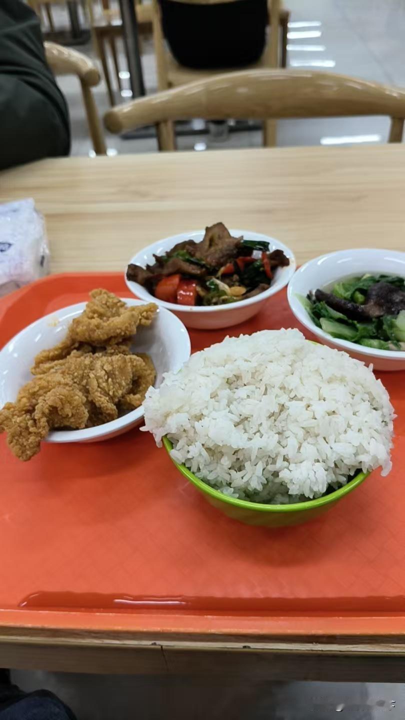 这是网友发的湖北京山亿纬锂能的员工餐，三个菜，一份米饭，售价3块，最右边的那个