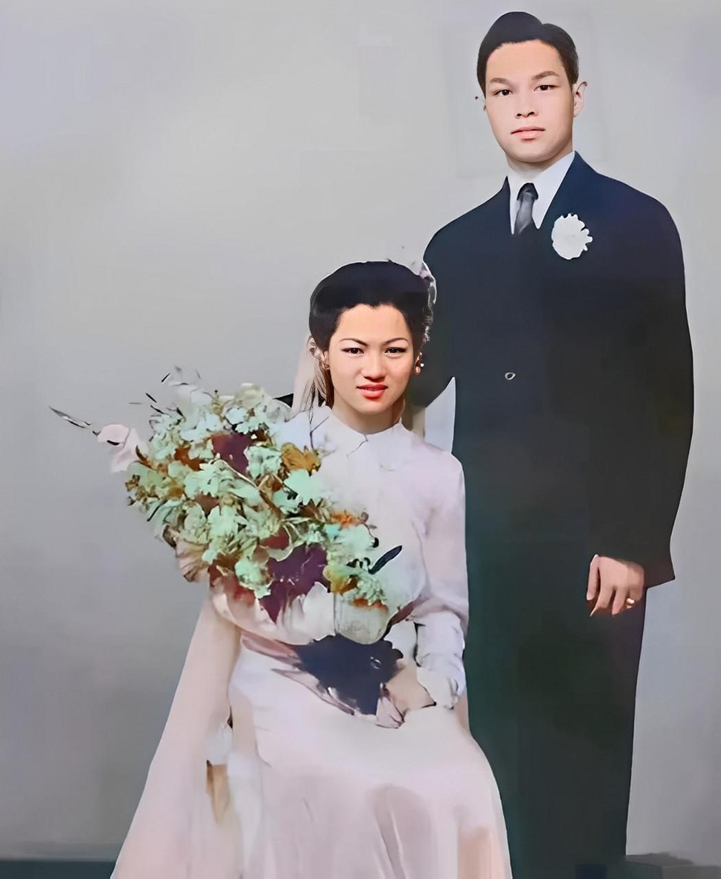 2020年，97岁的吕燕妮躺在病床上，对孙媳郭晶晶说了一句心里话：“世人都赞我儿