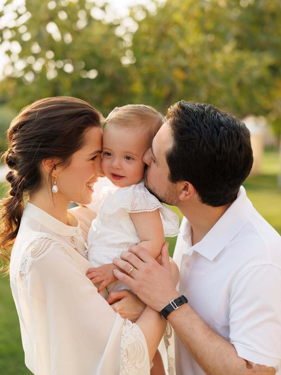 约旦王室🇯🇴4月28日，拉杰瓦王储妃32岁生日快乐。世界各国王室