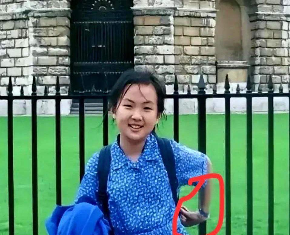 任正非的脚踏实地，你看“二公主”姚安娜就清楚。这是7岁姚安娜的照片，她身上没有