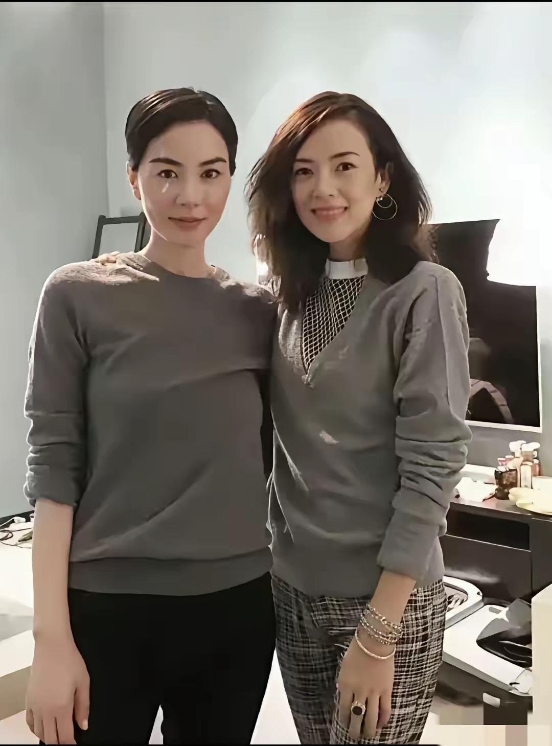 尽管她们衣着质朴，却丝毫掩盖不住其独特魅力。王菲与章子怡世纪同框，果真是“女神”